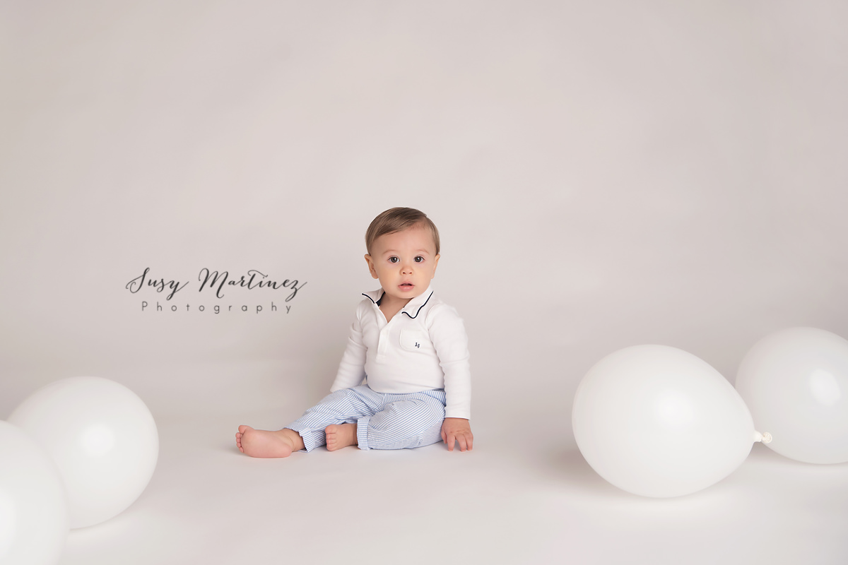 neutral cake smash for one year old photographed by baby photographer Susy Martinez Photography