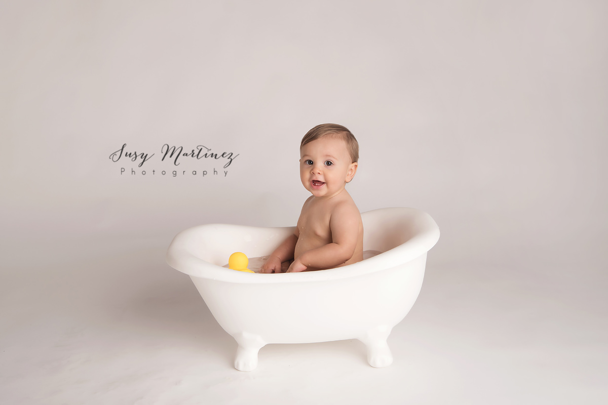 baby in tub after cake smash photographed by baby photographer Susy Martinez Photography