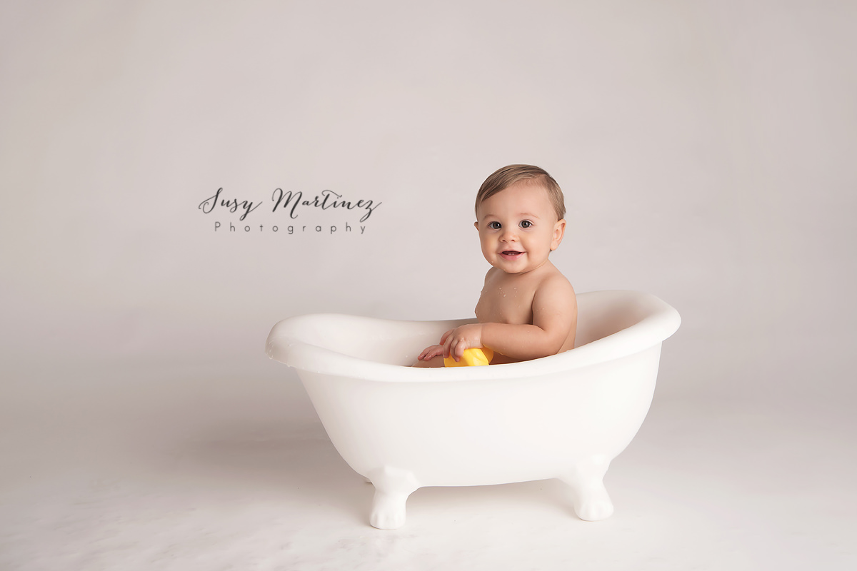 little baby in tub after cake smash photographed by Henderson NV baby photographer Susy Martinez Photography