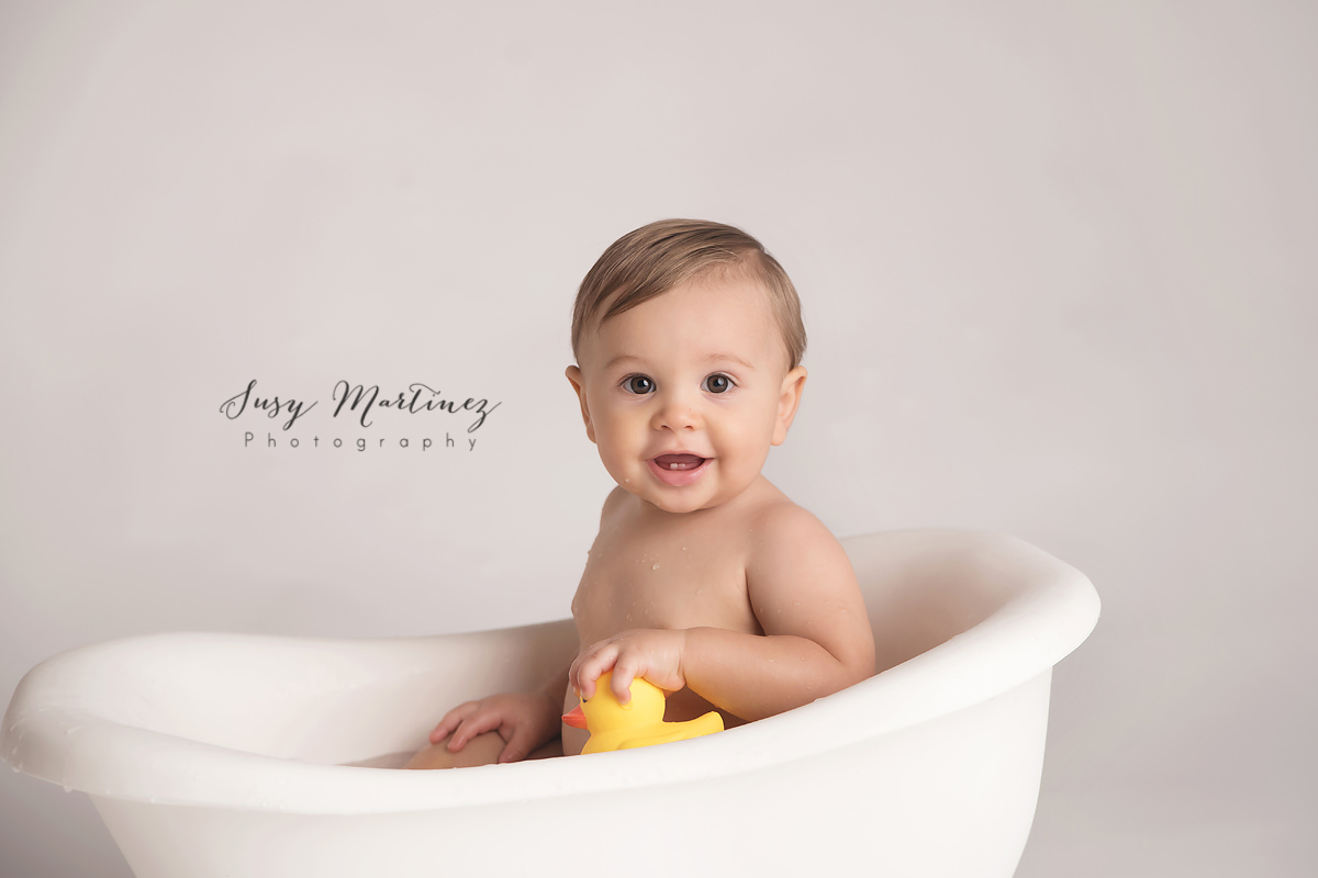 Henderson NV baby photographer Susy Martinez Photography captures tub photos after cake smash