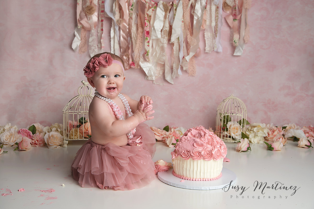 pink cake smash with Susy Martinez Photography