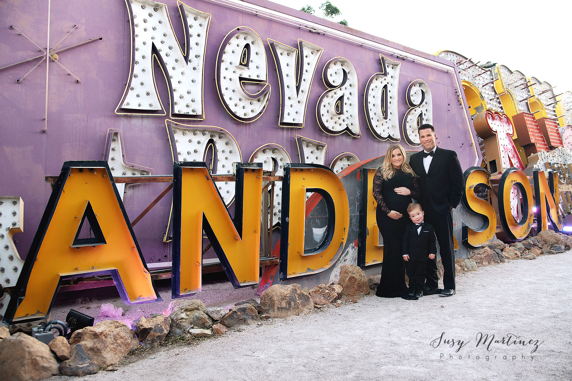 Susy Martinez Photography captures family by Anderson Nevada sign