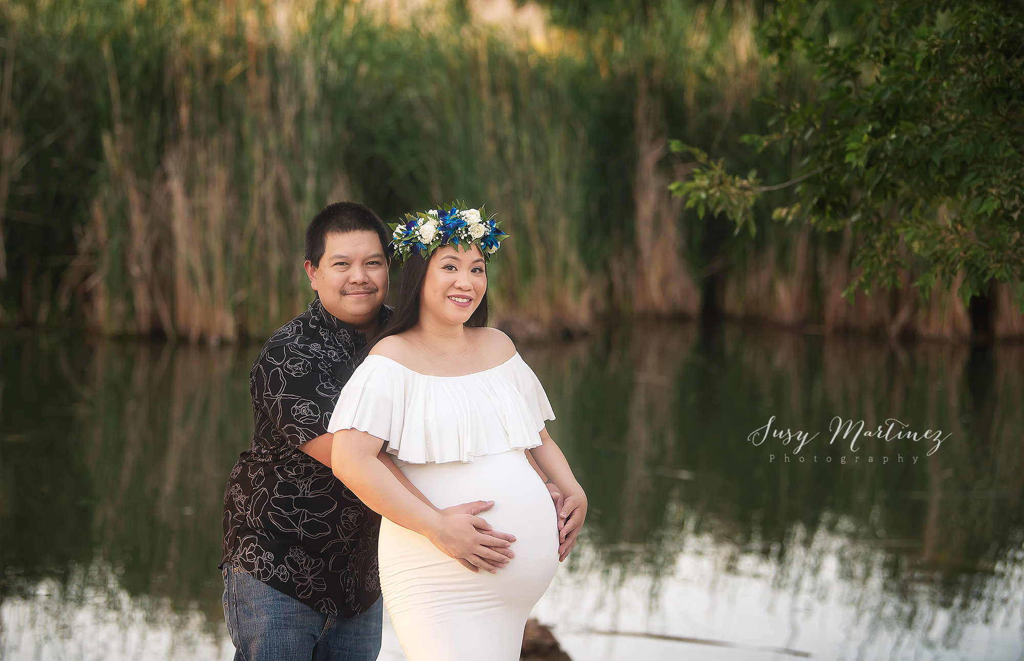 dad hugs mom from behind during Floyd Lamb Park maternity session