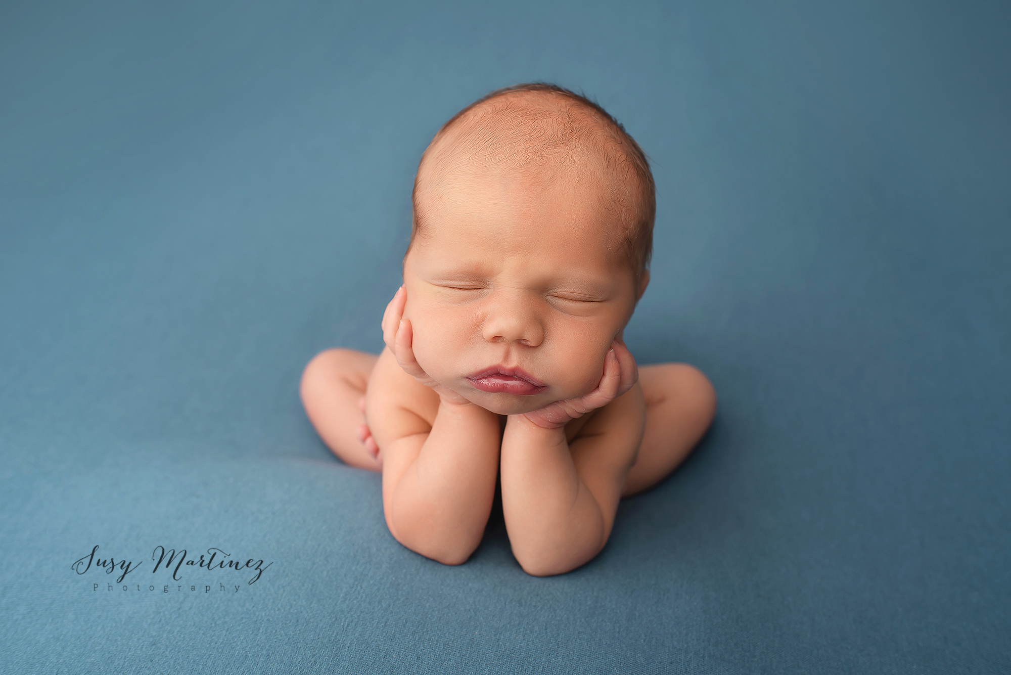 baby in froggy pose photographed by Henderson Newborn Photographer Susy Martinez Photography