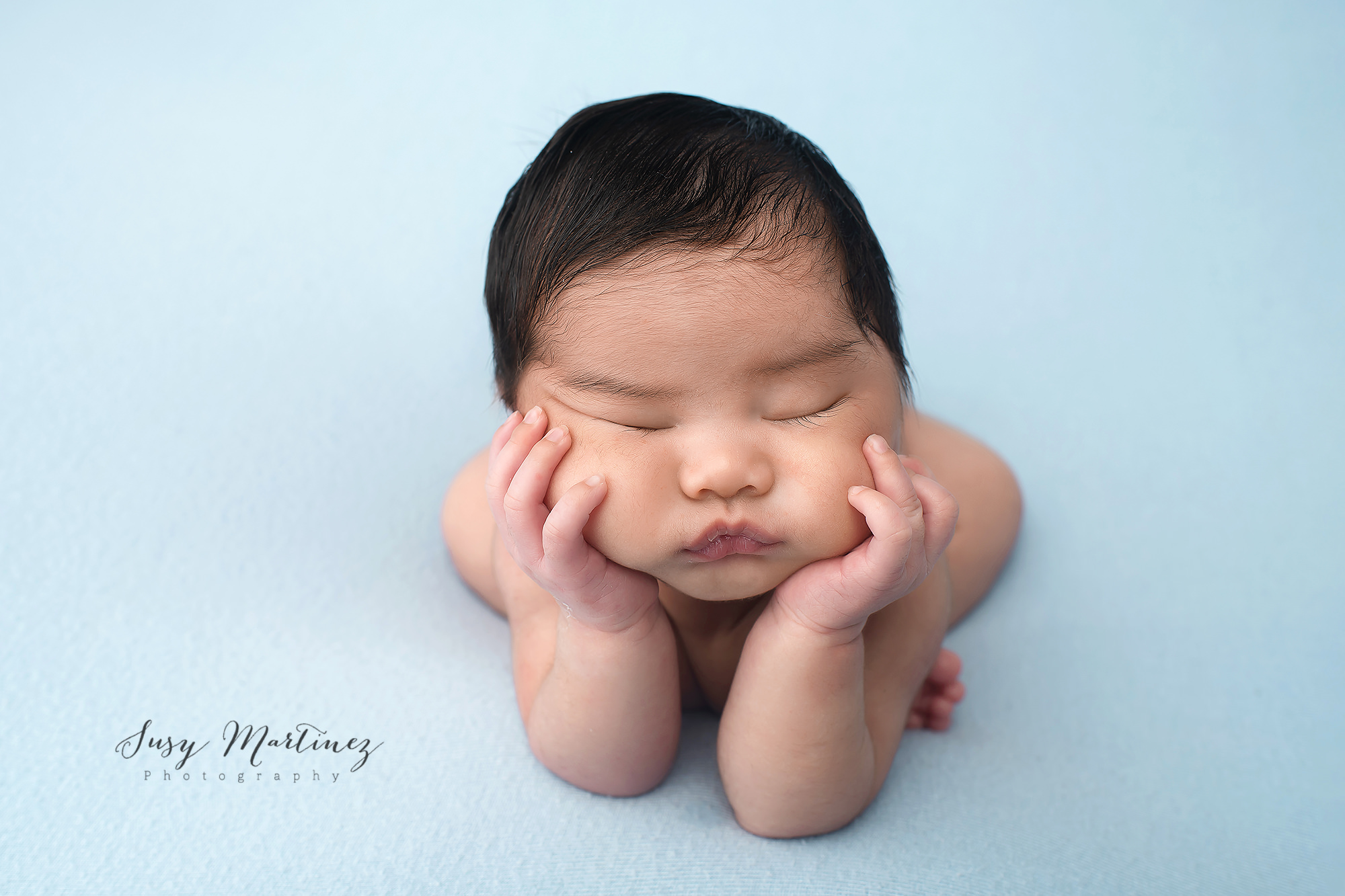 baby in froggy pose photographed by Susy Martinez Photography