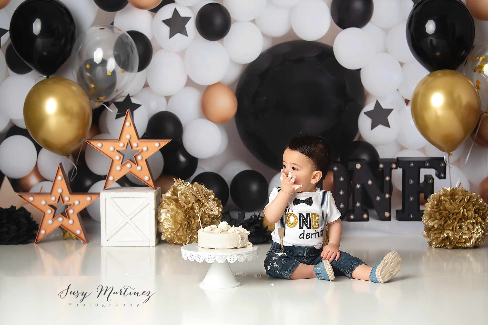 classic Mr. ONEderful cake smash portraits with Susy Martinez Photography