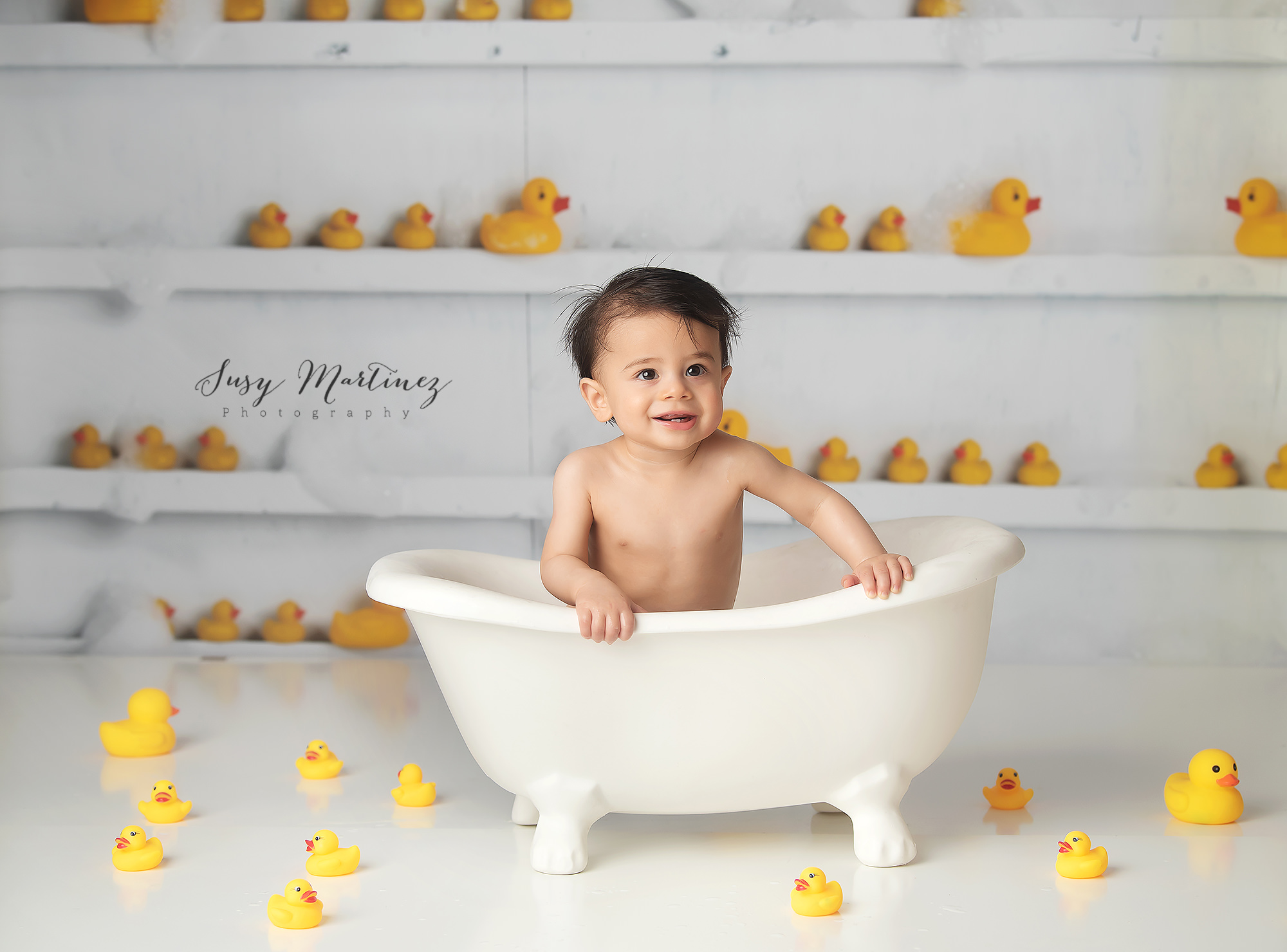 baby in tub with rubber ducks photographed by Susy Martinez Photography