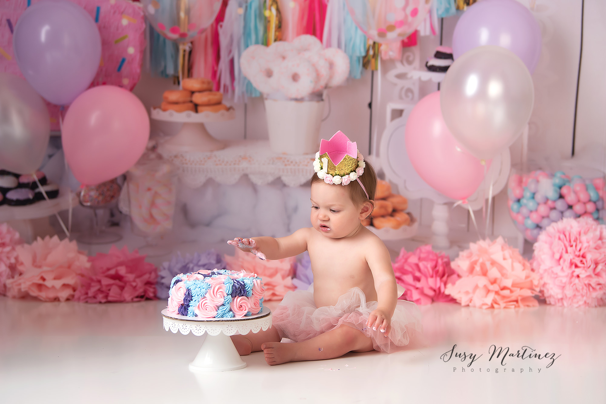 pastel cake smash with baby in gold crown