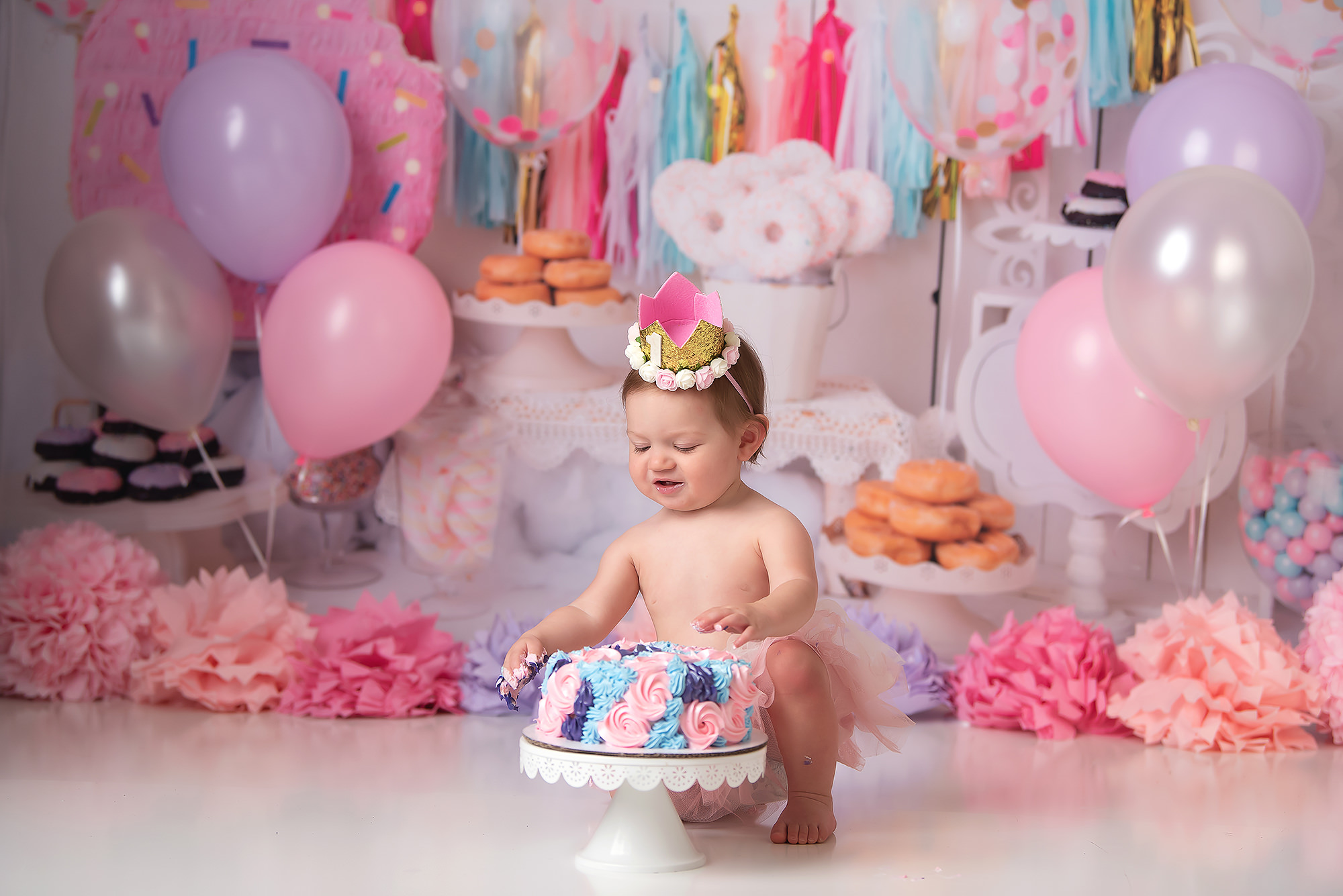 baby girl plays with cake during Las Vegas pastel cake smash