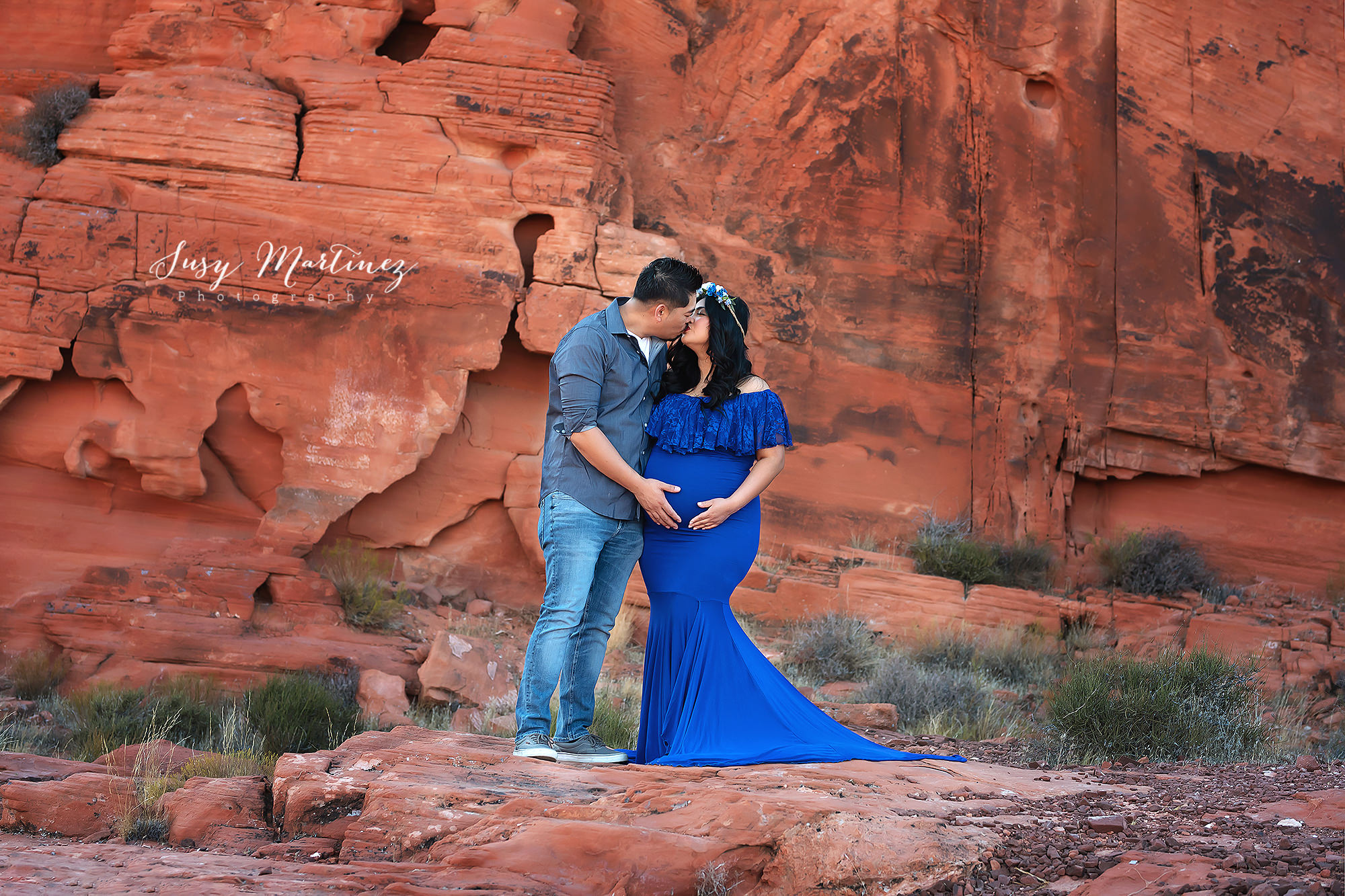 expecting parents kiss during Valley of Fire Maternity Session