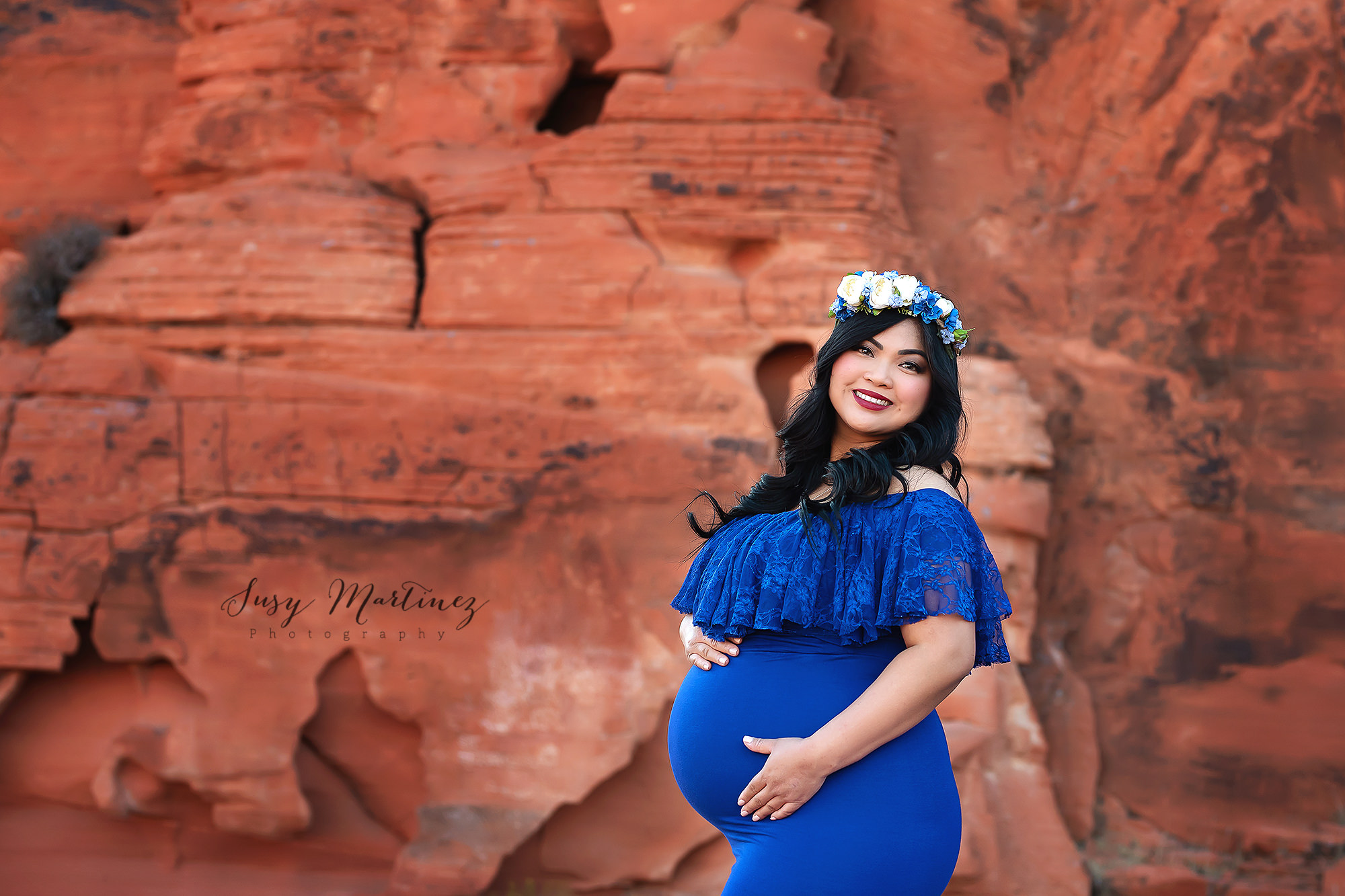 classic Las Vegas maternity portraits in red rocks of Valley of Fire