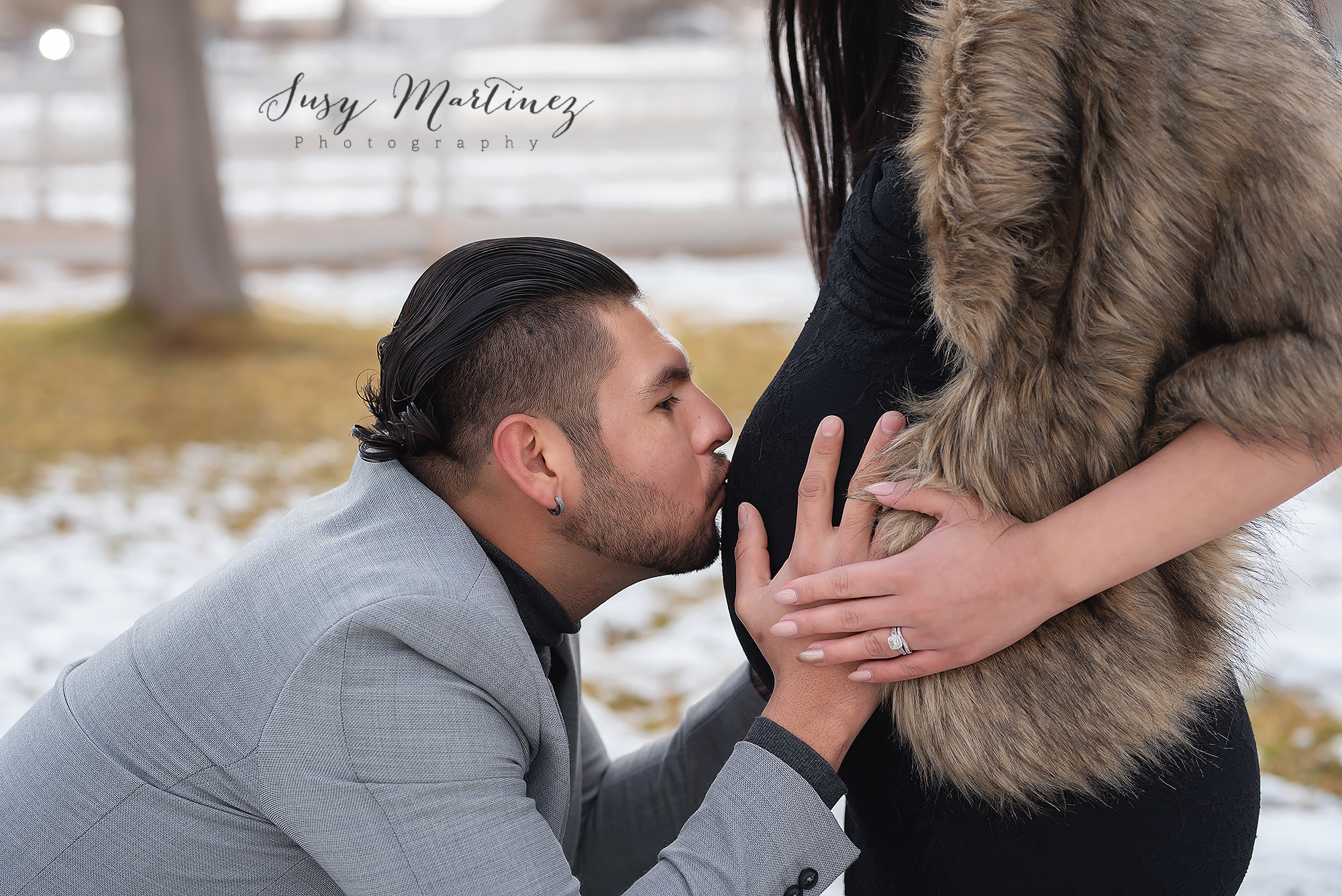 dad kisses mom's belly during Spring Mountain Ranch maternity session