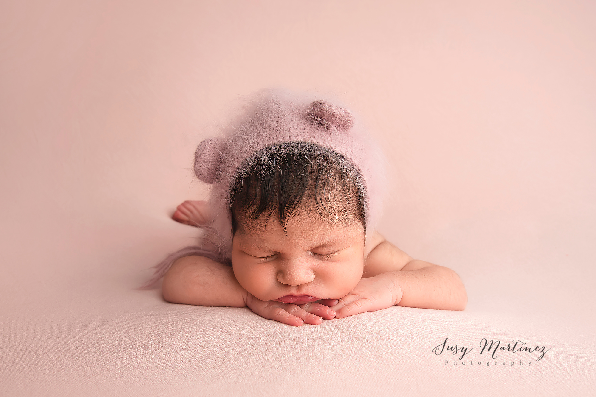 Las Vegas newborn portraits with light pink hat